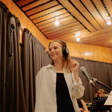 Olivia Murphy Profile Photo. Composition